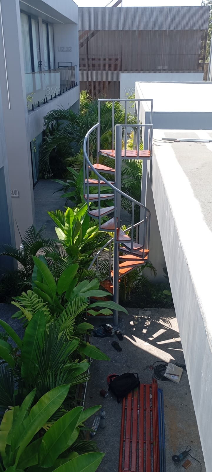 Tangga putar kayu