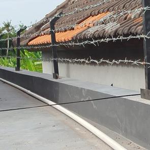 Spesifikasi pagar kawat berduri Besi siku 4x4 SNI Kawat beduri galvanice 3 lajur kawat berduri Aksesories Jasa tukang dan Finishing Telepon / Wa 0811 3999 945 Workshop Bengkel Las Bali Jln. Cempaka 1 No 7AB Dalung Kuta Utara - Bali