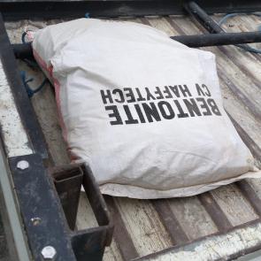 Sement Grounding bali Kami menjual Berbagai macam kebutuhan Penangkal Petir dan Grounding untuk wilayah bali dan sekitar nya Diantaranya Sement Grounding Berfungsi membantu mencapai nilai tahanan tanah hingga mencapai di Bawah 5ohm dan agar arus listrik tersalurkan sempurna ke bumi Mengikat Air Kemampuannya menyerap dan menahan air hujan menjaga tanah tetap lembap di berbagai musim Untuk Instalasi grounding listrik dan penangkal petir Cocok untuk wilayah berpasir, kering, atau berbatu Bentonite tersedia kemasan 25 kg Telepon / Wa 0811 399 500