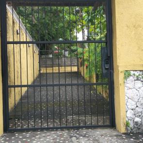 Spesifikasi material pintu besi teralis Frame Hollow 4x4x1.8mm Besi beton 12mm Kusen hollow 4x4x1.8mm Cat dasar epoxi Cat hitam dop Aksesories Jasa tukang dan Finishing Telepon / Wa 0811 3999 945 Workshop Bengkel Las Bali Jln. Cempaka 1 No 7AB Dalung Kuta Utara - Bali