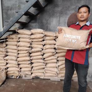 Semen bentonit bali Adalah bubuk konduktif berbahan dasar abu vulkanik yang berfungsi menurunkan resistensi tanah dan menjaga kelembapan di sekitar elektroda Bahan ini sangat penting dalam pemasangan penangkal petir atau sistem grounding (pembumian) Penggunaan di campur dengan air Cocok untuk wilayah berpasir, kering, atau berbatu Membantu mencapai nilai tahanan tanah hingga di Bawah 5 ohm Tersedia ukuran 25Kg Telepon / Wa 0811 399 500