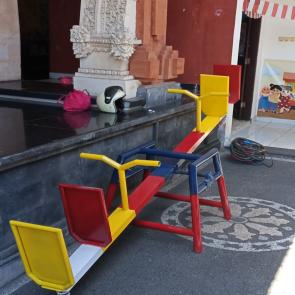 Mainan anak jungkat jungkit mainan yg cukup kuat untuk 4 anak sekaligus Spesifikasi dan material : Panjang 300cm besi UNP 12.5Tinggi 66cm besi pipa tebal 2mmLebar kaki 45cm besi pipa tebal 1.8mmSandaran 23×46 cmPegangan pipa besiLaker 6cm Telepon / Wa 0811 3999 945 Workshop Jln. Cempaka 1 No 7AB Dalung Kuta Utara - Bali